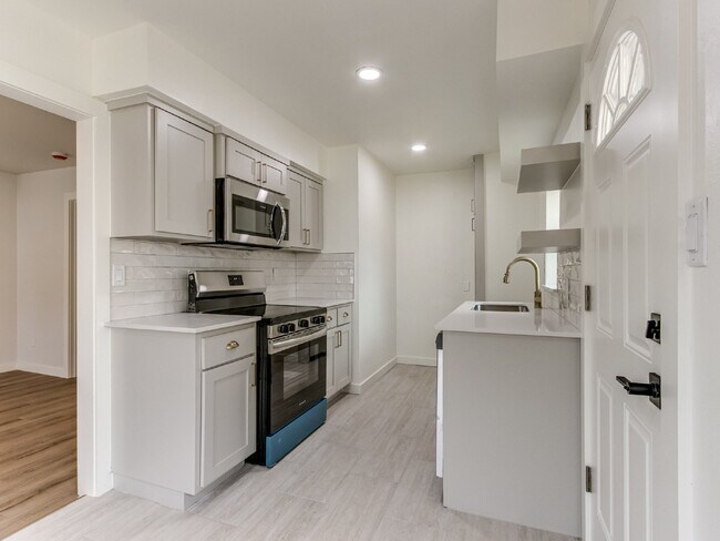 Building Photo - 1-Bedroom Apartment for Rent Near Midtown