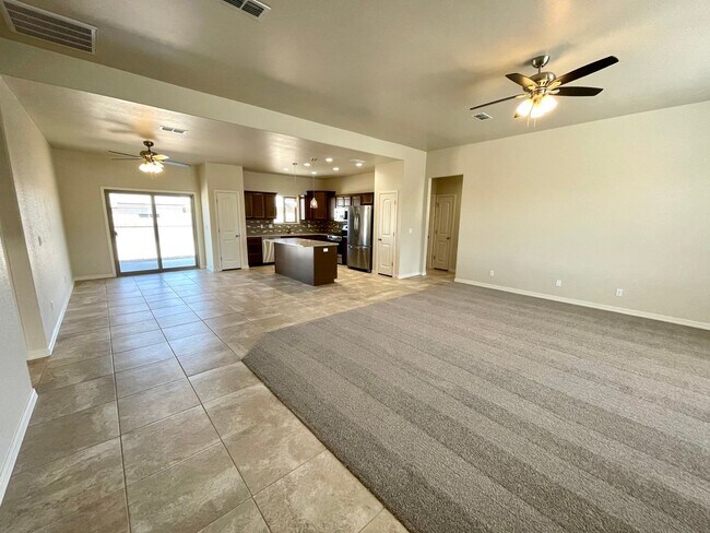 Building Photo - Beautiful 3 Bedroom Home in Southern Vistas w/ Solar!