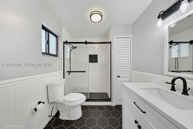 Building Photo - 3640 SW 11th St