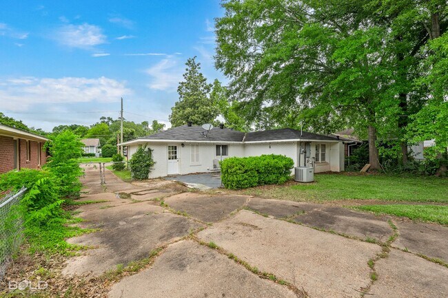 Building Photo - Check Out this 3 bed 2 bath