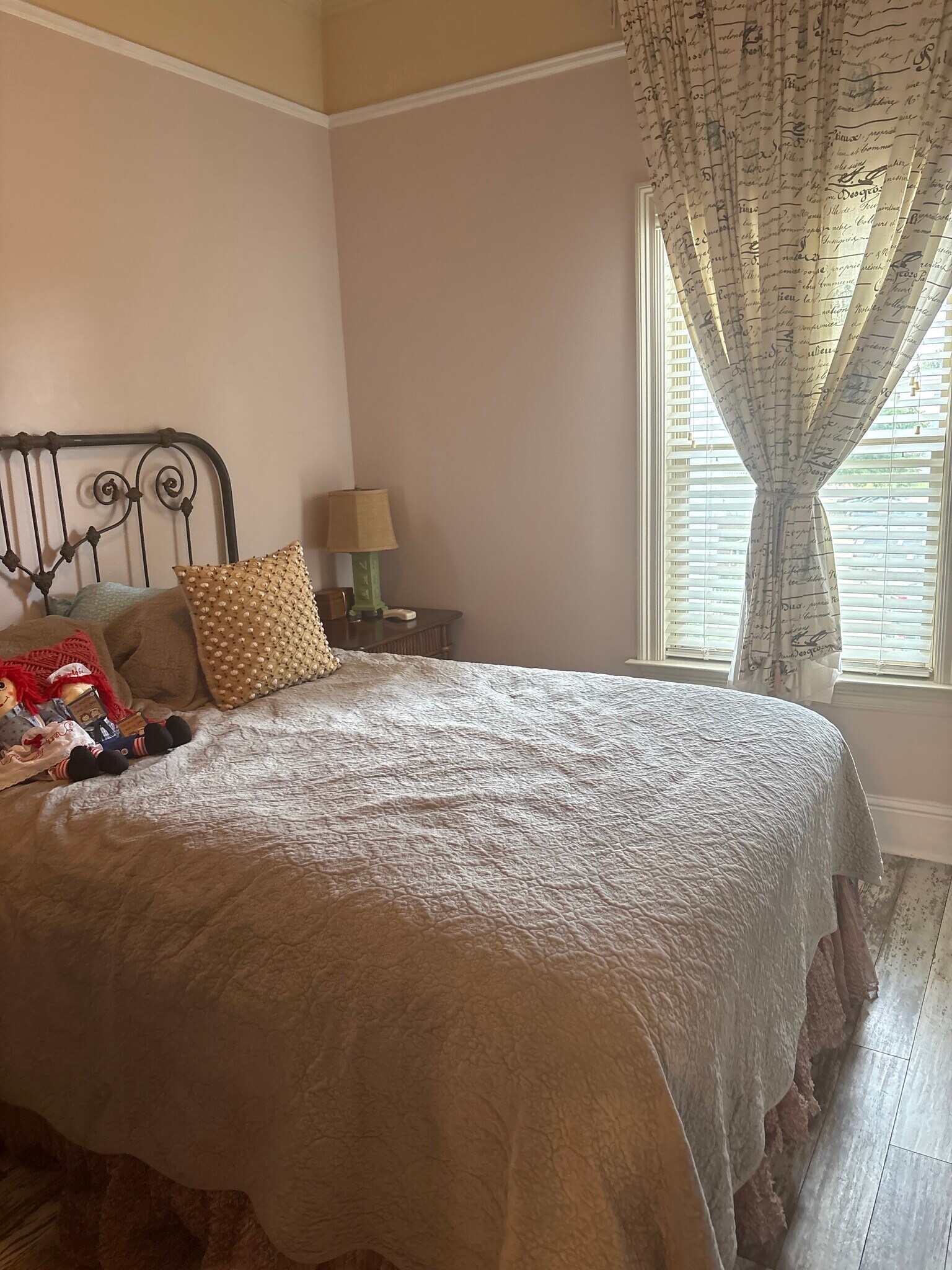 Wonderful queen size bed if you want it furnished - 21 Oak Alley Ln