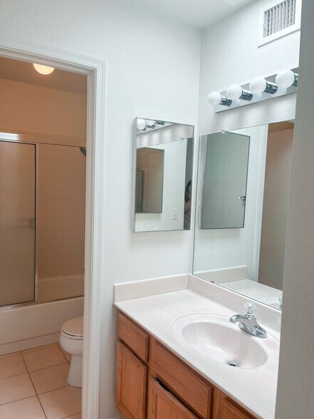 Master Bathroom - 1915 N Scovel St