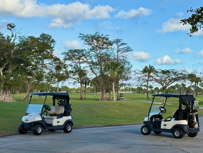 Building Photo - 1055 Country Club Dr