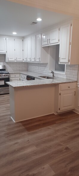 Building Photo - 7404 Saint Charles Sq
