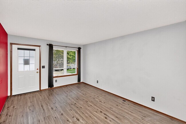 Building Photo - GREAT NEIGHBORHOOD!! 3 Bedroom, 1 Bath Home in Ankeny
