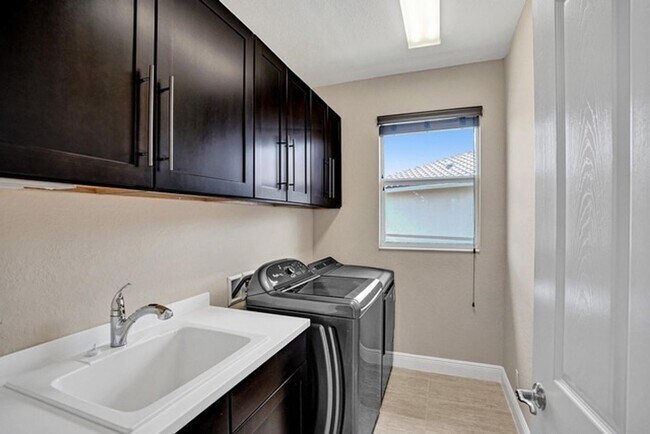 Building Photo - Great Pool Home with excellent lake View in Heron Bay, Parkland