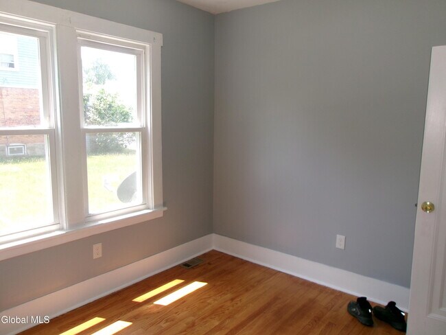 Building Photo - 1338 Parkwood Blvd