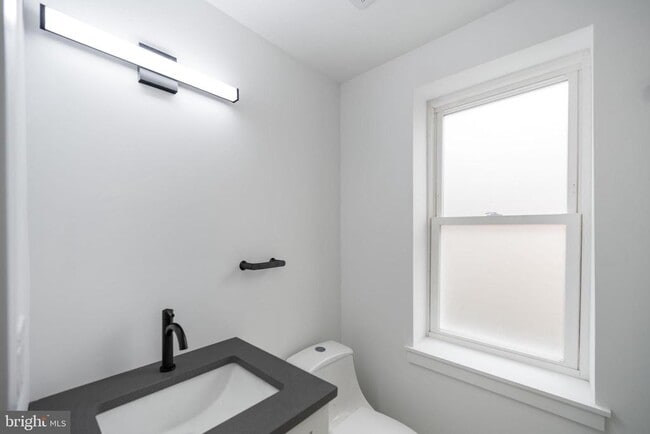 Building Photo - 2009 E Cumberland St