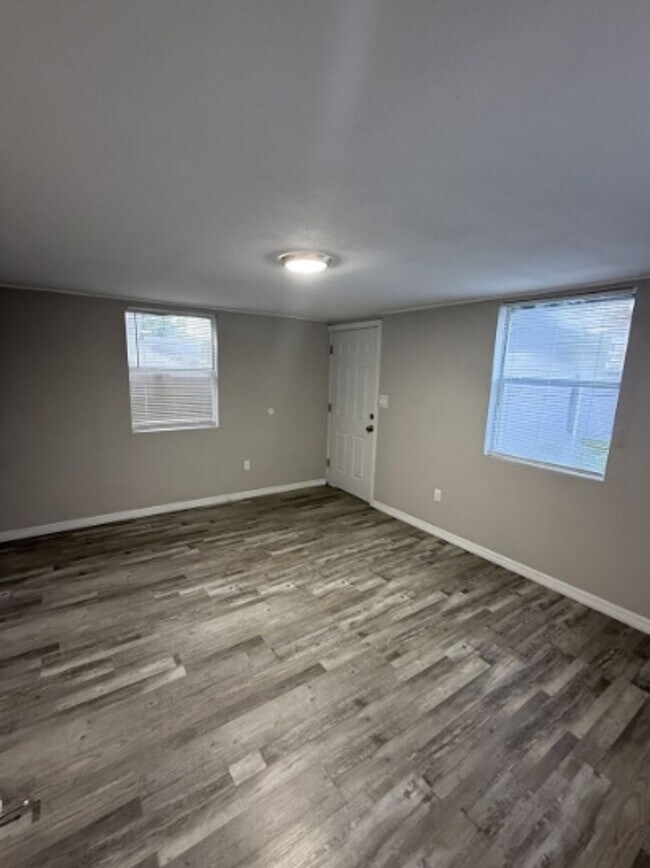 Building Photo - Dual Living Delight in the Heart of Lakeland!