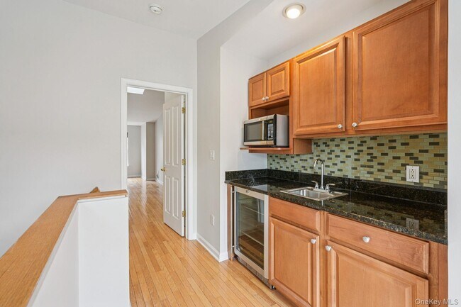 Building Photo - 10 Bridge Ln