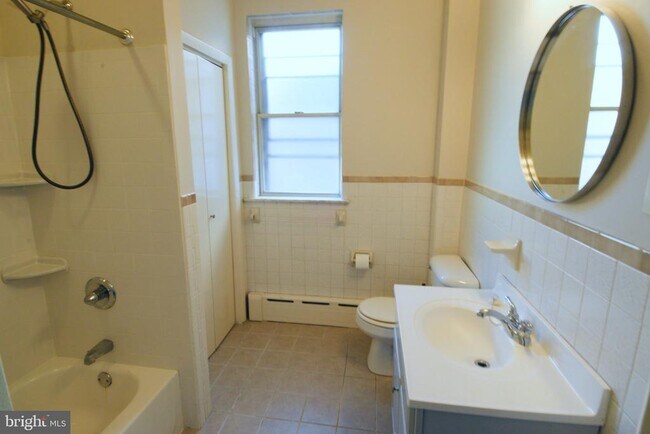 Building Photo - 443 E Girard Ave