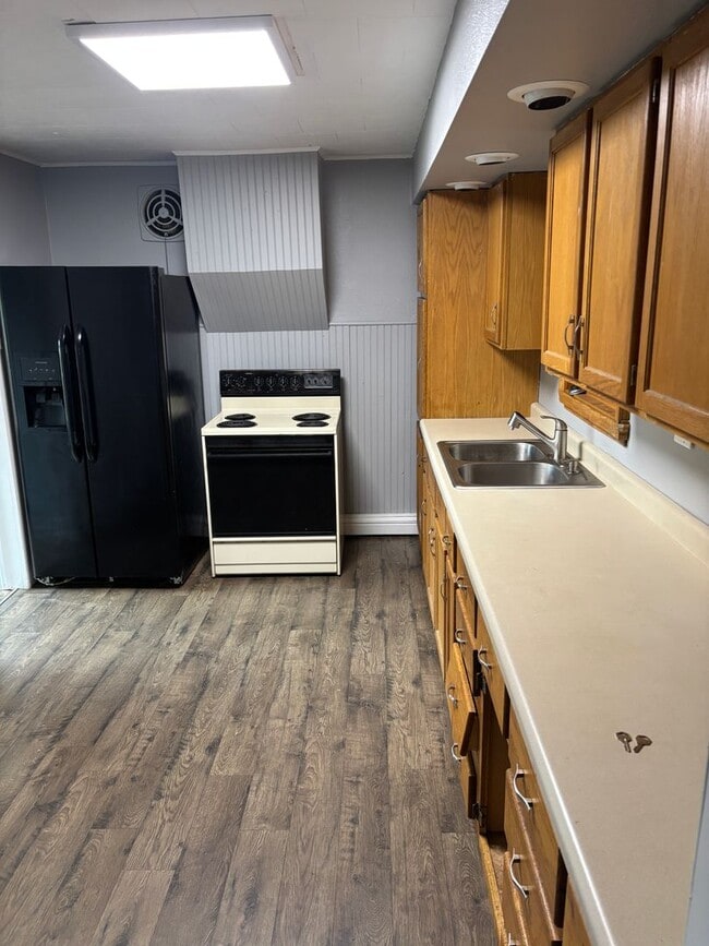 Building Photo - 2 bedroom house with garage