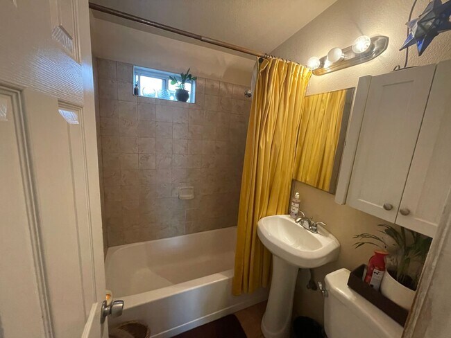Building Photo - Awesome beach cottage across the Street fr...