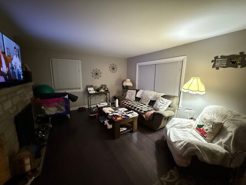 Building Photo - S80W19060 Janesville Rd