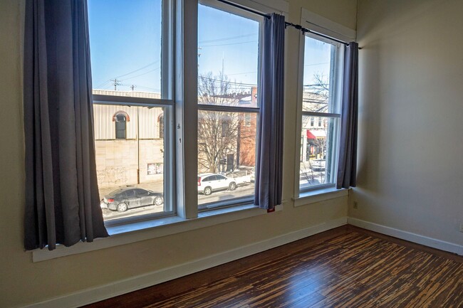 Building Photo - 204 N Walnut St