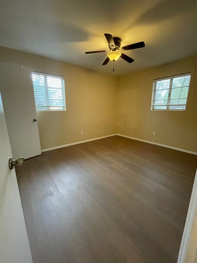 Building Photo - Beautiful 3 Bedroom! Available Now!