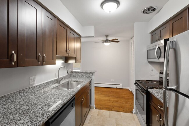 Primary Photo - 6001 N Kenmore Ave