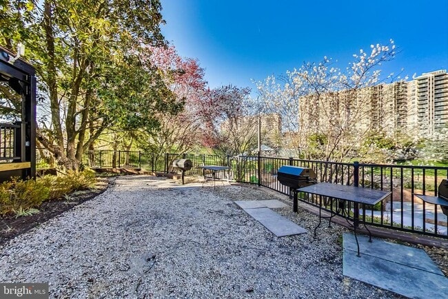 Building Photo - 307 Yoakum Pkwy