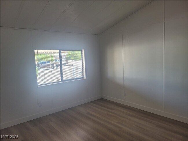 Building Photo - 1060 S Bunch St