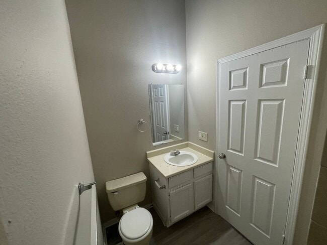 Building Photo - 2 Bedroom 2 Bathroom Townhouse Near Quincy and Buckley!!