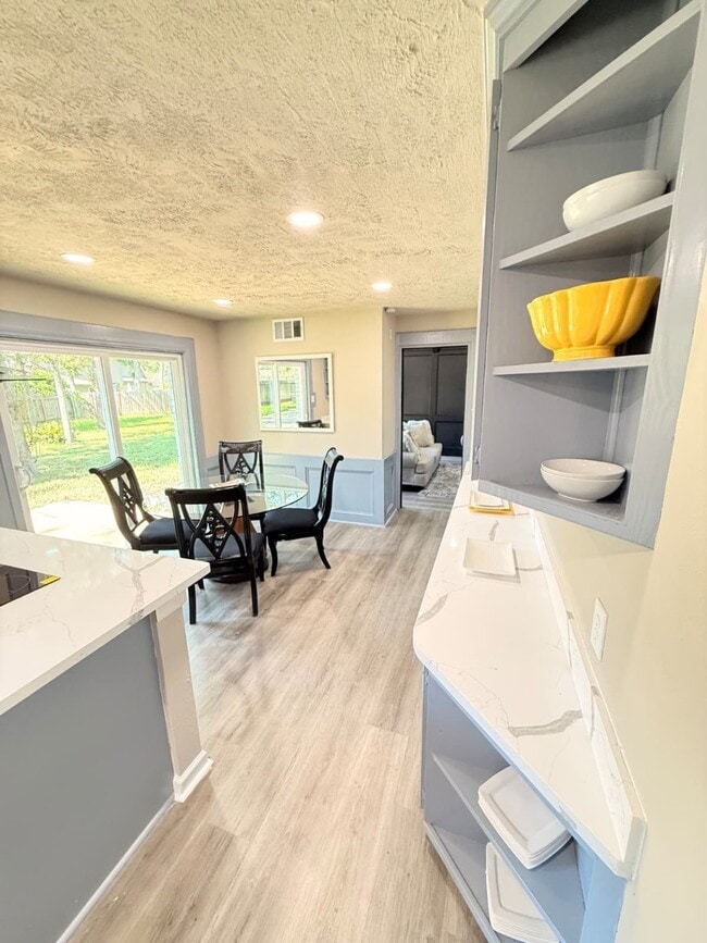 Building Photo - 1711 Surrey Ct