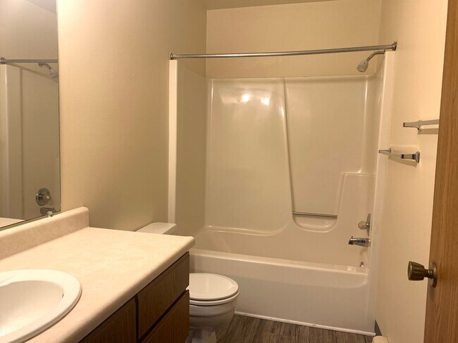 Building Photo - Spacious Two Bedroom Apartment! Sparta Schools!