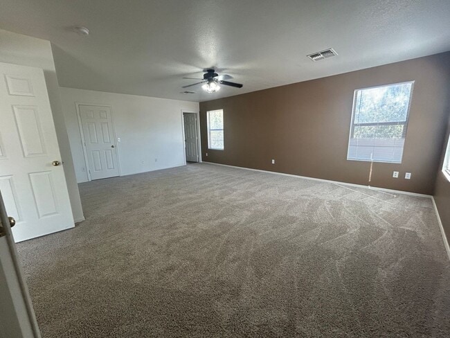 Building Photo - 4 Bedroom 2.5 Bath