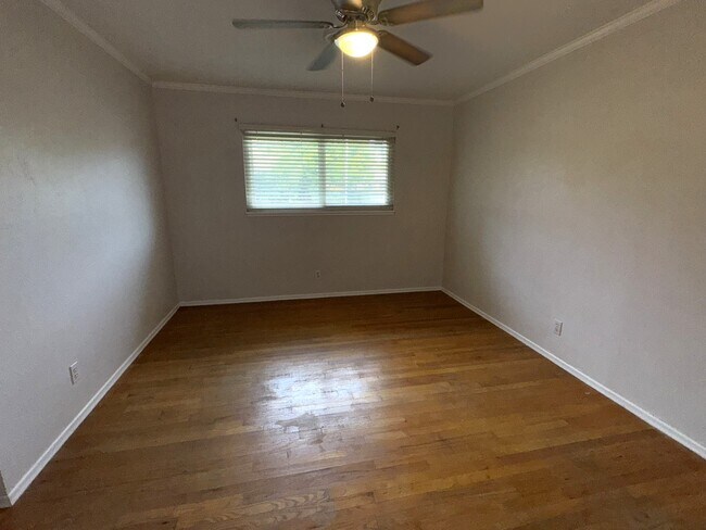 Building Photo - 454 W Twain Ave