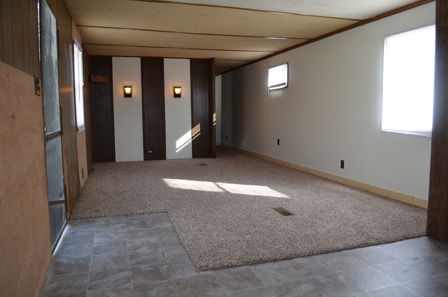 Building Photo - 8000 Rolling Hills Dr