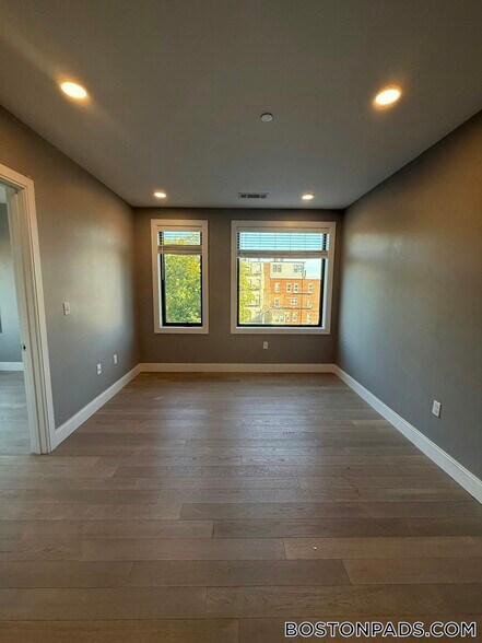 Building Photo - 152 Liverpool St