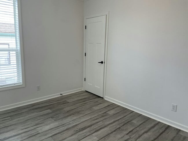 Building Photo - 107 Country Club Dr