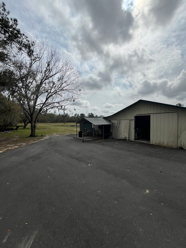 Building Photo - 4/3 Ocala HITS Stalls/RV Hook-Ups/Paddocks...