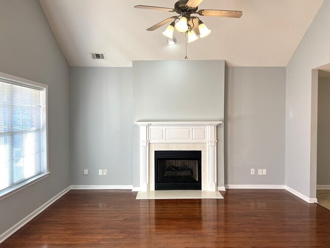 Building Photo - Absolutely Adorable Home Near Lake Joy Elementary