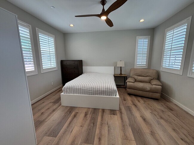 Building Photo - Updated 4 Bedroom 3.5 bath Condo located i...