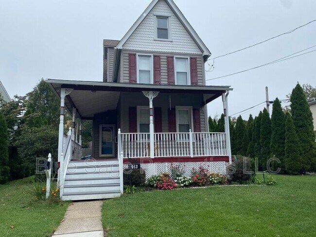 Building Photo - 913 8th Ave