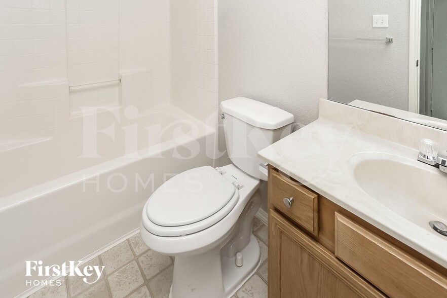 Building Photo - 1049 Castle Top Dr