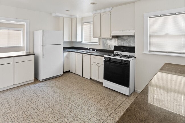 Building Photo - Great 4 Bedroom 2 Bath House