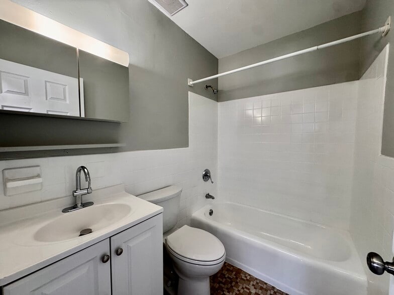 Building Photo - 837 River St