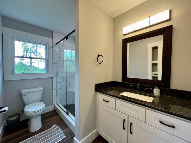 Building Photo - Beautifully Updated Home!  Fenced Yard!