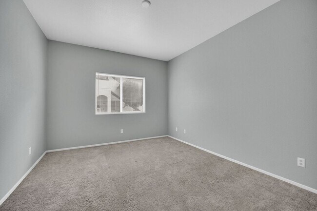 Building Photo - 5655 E Sahara Ave