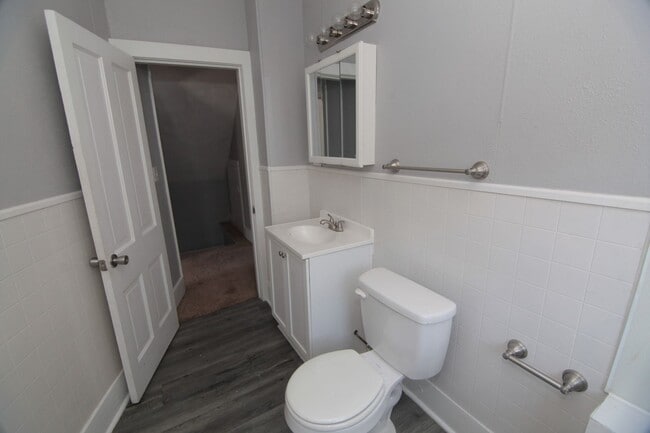 Building Photo - 2 bed 1 bath Moline house!
