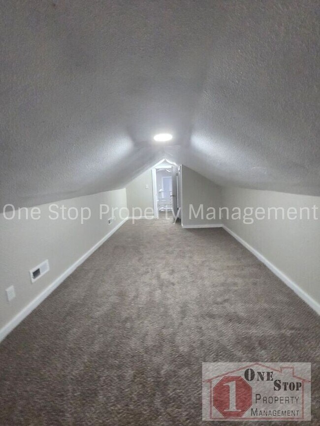 Building Photo - Beautiful 5 Bedroom 2 Bathroom in Kansas City!