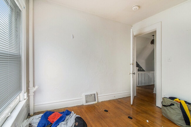 Building Photo - 927 S Division St