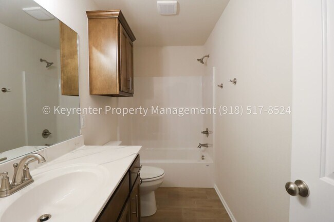 Building Photo - Stunning New Construction Home 4 Bed 2 Bath Broken Arrow