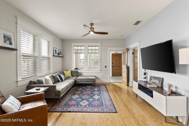 Building Photo - 206 Cabeza St