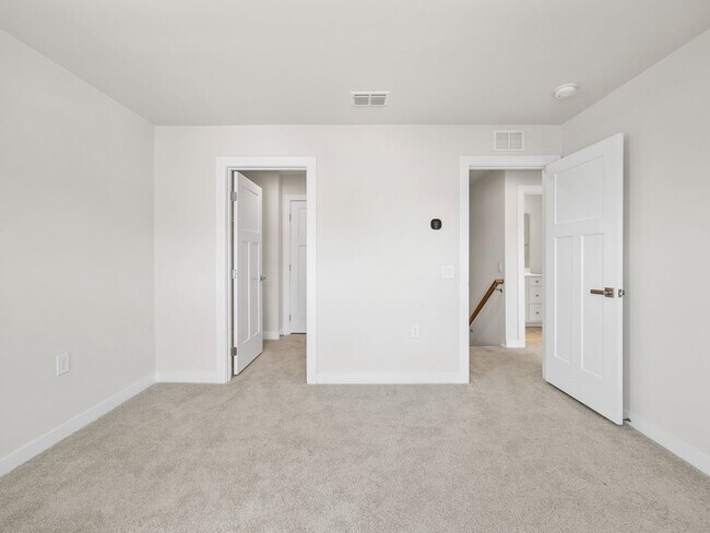 Building Photo - Beautiful 3 bedroom 2.5 bathroom home loca...