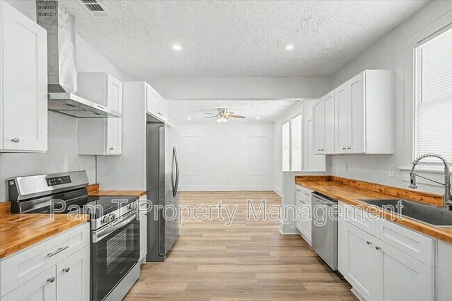 Building Photo - 613 W 39th St