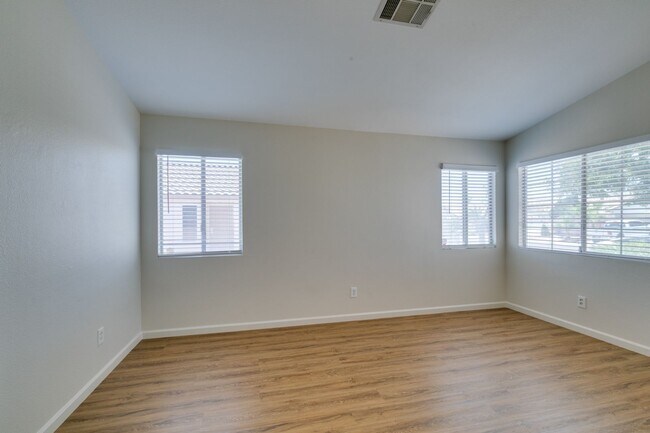 Building Photo - 3-Bedroom Home with Upgraded Cooling & Gre...