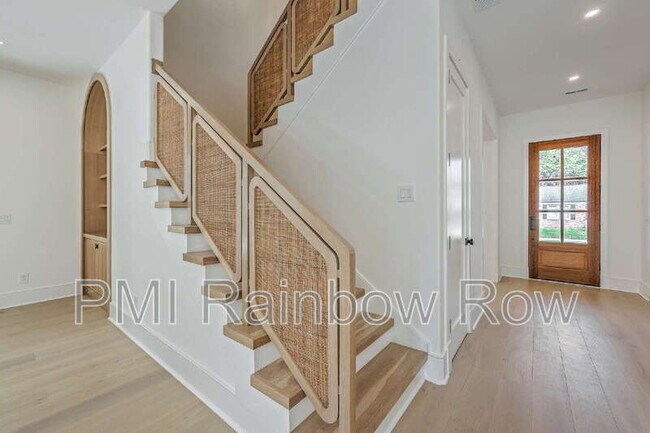 Building Photo - 755 Adluh St