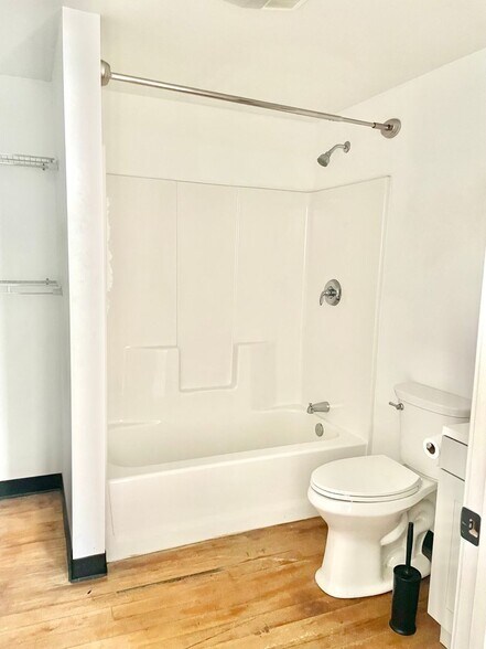 Building Photo - 548 Roosevelt Ave